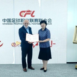 中足联与西甲联盟进行会谈，李克敏向特瓦斯颁发战略顾问聘书